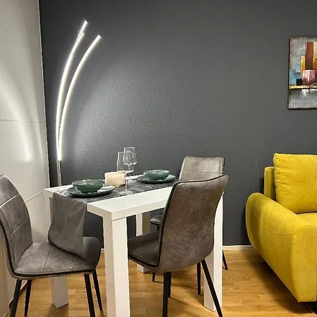Apartment Gemuetliches Helles Mit Balkon Und Parkplatz Vor Der Tuer Im Zentrum Von